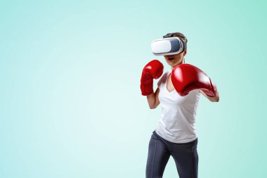 Genç kadın boks yapıyor. - Evet. Karışık ortam