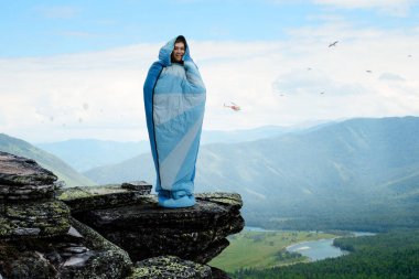 Uyku tulumundaki genç gezgin.