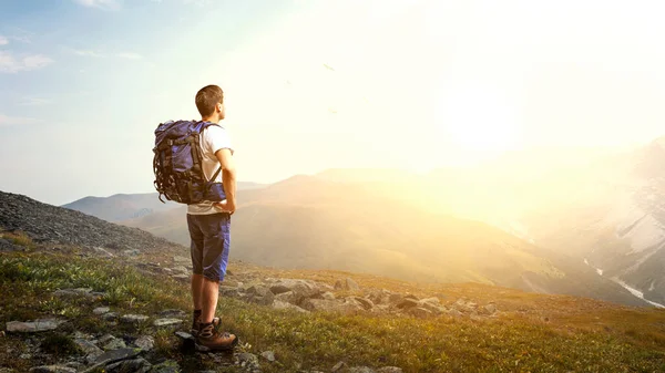 Viajero joven explorando el concepto del mundo. Medios mixtos — Foto de Stock