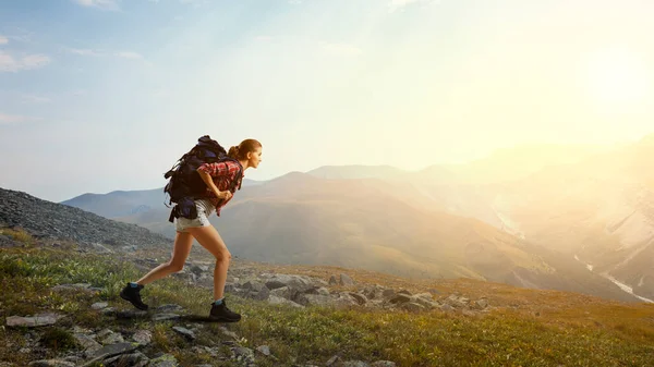 Viajero joven explorando el concepto del mundo. Medios mixtos — Foto de Stock