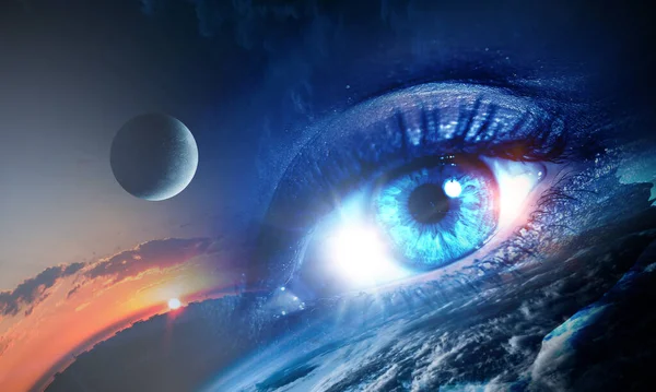 Menselijk oog en ruimte. Elementen van deze afbeelding geleverd door NASA. — Stockfoto