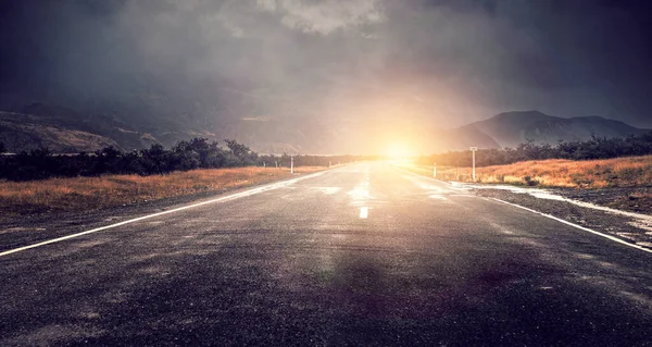 도로를 따라서 요. 일몰 과 번개 — 스톡 사진