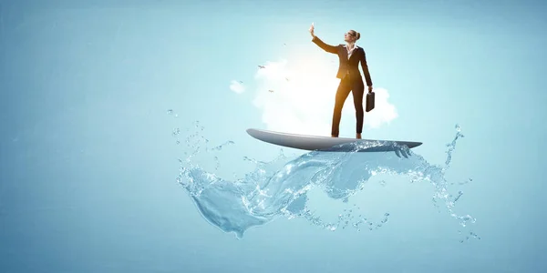 Podnikatelka stojící na surfařské tabuli a dělá selfie. . Smíšená média — Stock fotografie