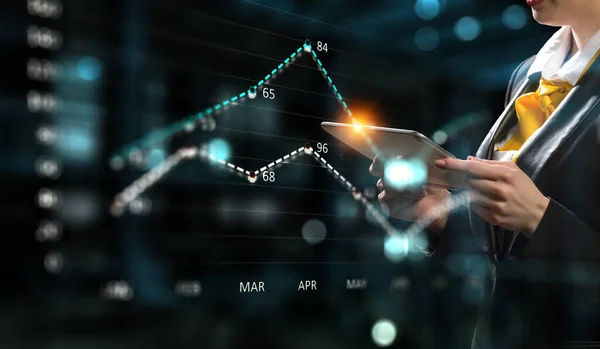 Gráfico de negocios y monitor de comercio. Medios mixtos —  Fotos de Stock