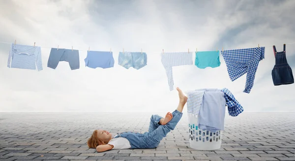 Niña feliz con ropa lavada — Foto de Stock