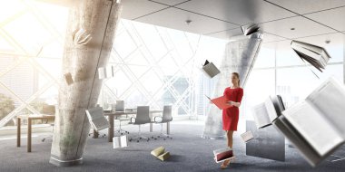 Kitap okuyan genç bir kadın. Karışık medya. Karışık ortam