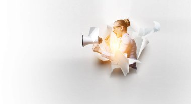 Megafonlu kadın. Karışık ortam