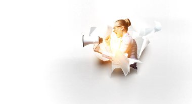 Megafonlu kadın. Karışık ortam