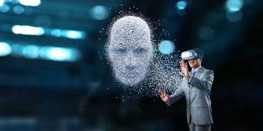 Adam sanal gerçeklik gözlüğü takıyor.