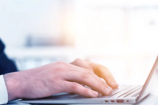 Manos de un hombre de negocios con teclado —  Fotos de Stock