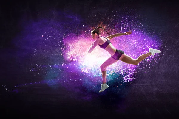 Corredor de mujer atlética sobre fondo colorido — Foto de Stock