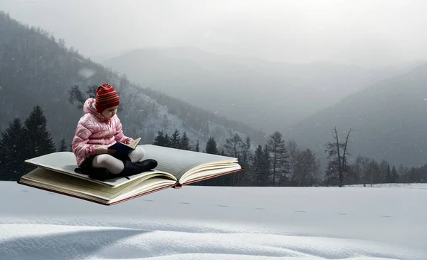 Bambina che legge un libro — Foto Stock