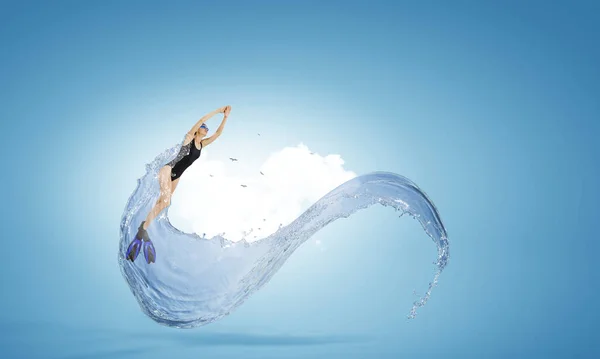 Mulher profissional nadadora em uma onda — Fotografia de Stock