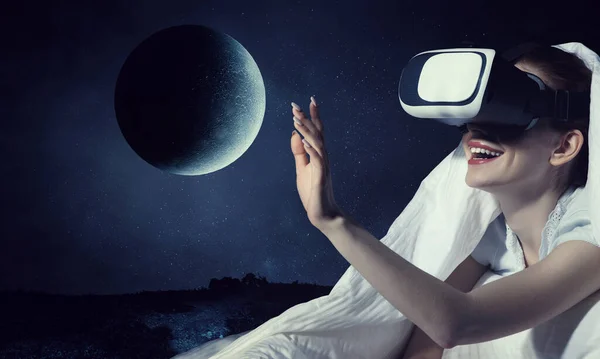 Vrouw met een virtual reality bril — Stockfoto