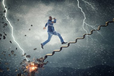 Neşeli siyah adam günlük giysiler giyip etrafta koşuşturuyor. Karışık medya. Karışık ortam