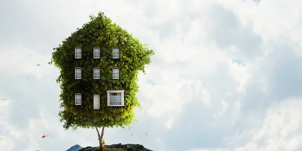 Little Eco House på det gröna gräset — Stockfoto