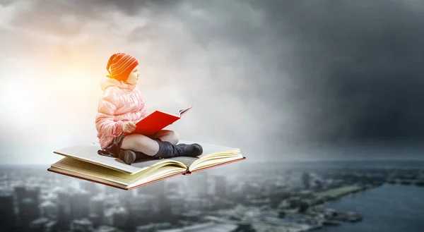 Bambina che legge un libro — Foto Stock