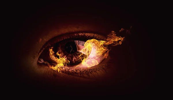 Imagen macro del ojo humano con llamas de fuego — Foto de Stock