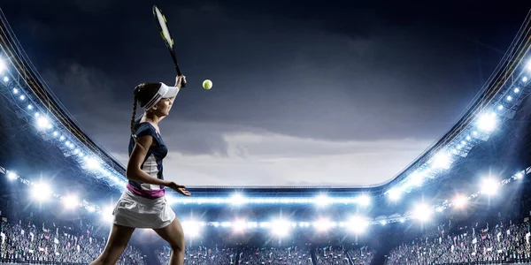 Tenis oynayan genç bir kadın. Karışık ortam — Stok fotoğraf