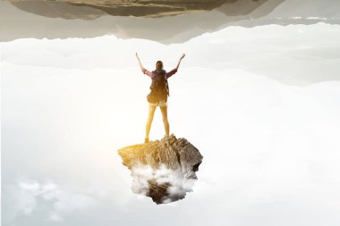 Sırt çantalı gezgin kadın turist