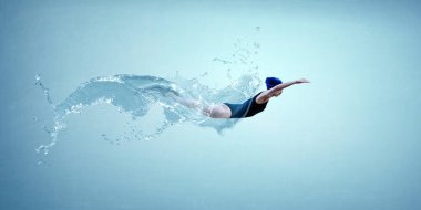 Dalgadaki profesyonel kadın yüzücü.