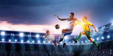 Stadyumdaki futbol oyuncuları iş başında. Karışık ortam