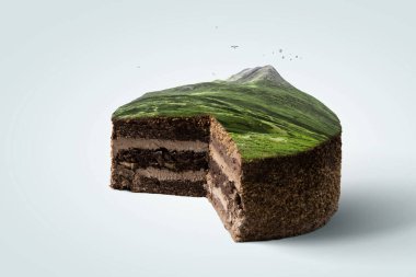 Pastanın tepesinde dağ manzarası