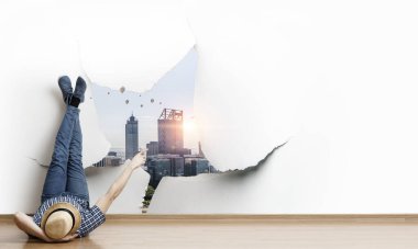 Genç adam yerde yatıyordu, bacakları duvara dikilmişti. Karışık ortam