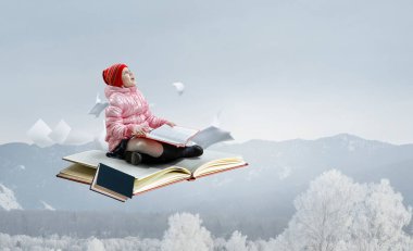 Küçük kız kitap okuyor.