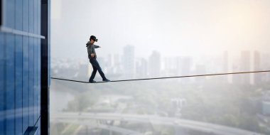 Sanal gerçeklik deneyimi. VR kulaklık takan adam. Karışık ortam
