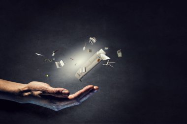 Uçan kitapların resmi. Karışık ortam