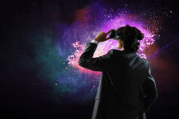Man bär virtual reality-glasögon. Blandade medier — Stockfoto