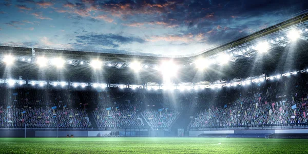 Işıklar altında tam gece futbol sahası. Karışık ortam — Stok fotoğraf