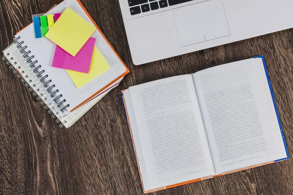 Mains avec des notes sur le bureau — Photo