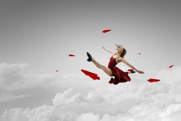 Female dancer against sky background — Stock Photo, Image