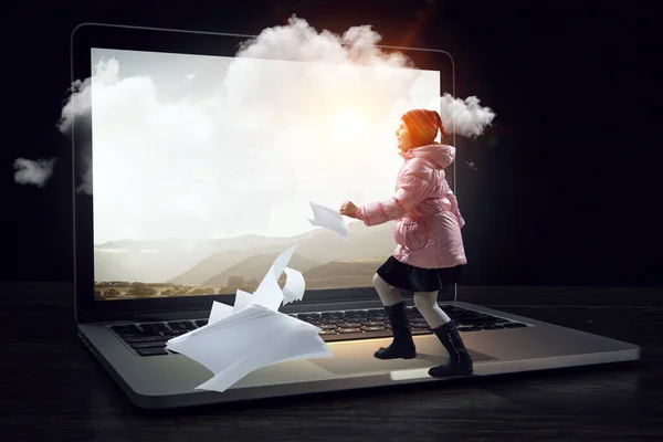 Klein meisje loopt uit computer sreen — Stockfoto