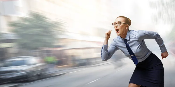 Retrato de mujer de negocios corriendo —  Fotos de Stock