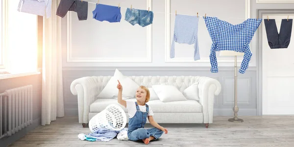 Glückliches kleines Mädchen mit gewaschenen Kleidern. Gemischte Medien — Stockfoto