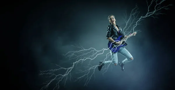 Молодая и красивая рок-девушка играет на электрогитаре — стоковое фото