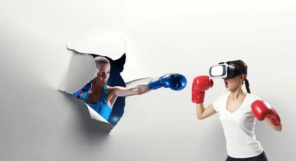 Jonge vrouw die bokst in VR glazen. Gemengde media — Stockfoto