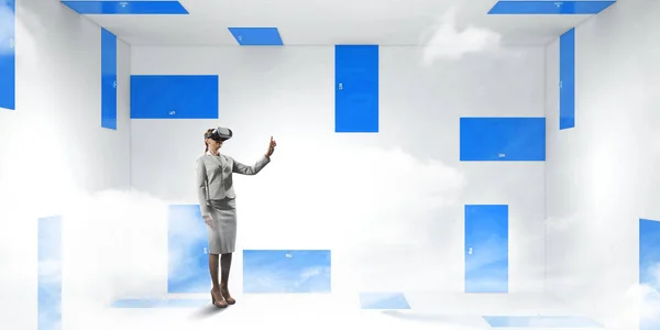 Kvinna bär virtual reality goggles — Stockfoto