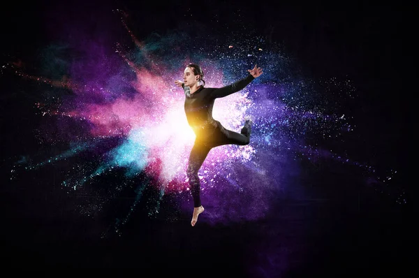 Ballerino maschile contro sfondo colorato astratto — Foto Stock