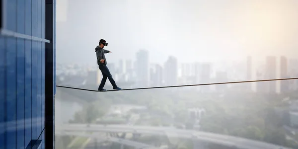 Virtual reality ervaring. Man met VR-headset. Gemengde media — Stockfoto