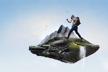 Sırt çantasıyla gezen bir turist