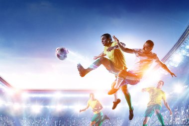 Stadyumdaki futbol oyuncuları iş başında. Karışık ortam