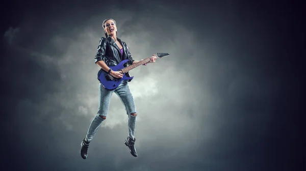 Молодая и красивая рок-девушка играет на электрогитаре — стоковое фото
