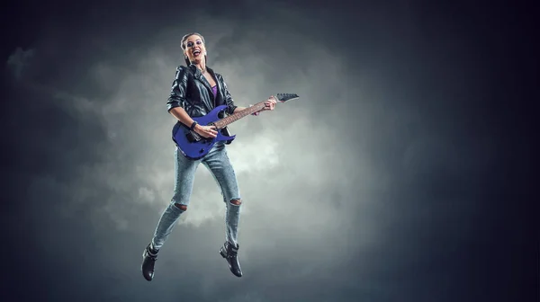 Jeune et belle fille rock jouant de la guitare électrique — Photo