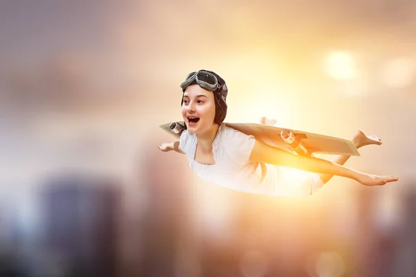 Vlieg met zelfgemaakte vliegtuigvleugel — Stockfoto