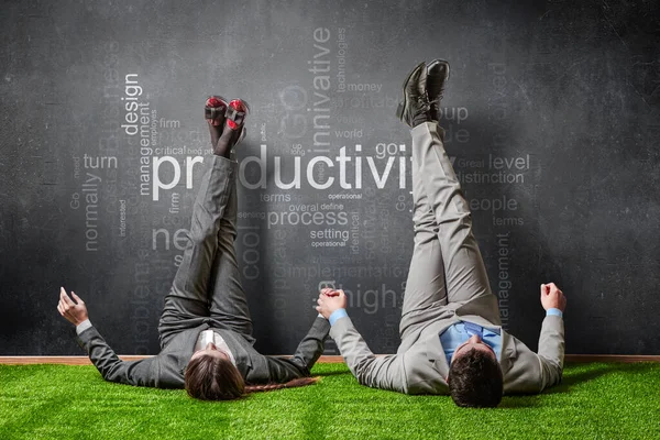 Couple d'hommes d'affaires se détendre avec leurs jambes sur le mur — Photo