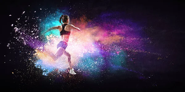 Femme athlétique coureur sur fond coloré — Photo